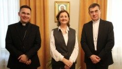 Prof. Gabriella Gambino, podsekretarz ds. Rodziny i Życia w Dykasterii ds. Świeckich, Rodziny i Życia podczas spotkania z bpem Markiem Marczakiem, sekretarzem generalnym KEP i bpem Tomaszem Sztajerwaldem z Rady ds. Rodziny KEP (Fot. BP KEP)