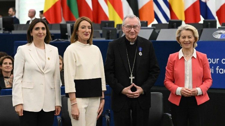 2026.05.20 Cardinal Parolin, Pope with Young people