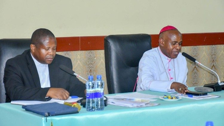 Askofu Nzigilwa wakati wa mkutano na wakurugenzi wa Mawasiliano Katoliki Tanzania
