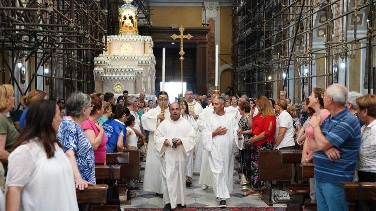 Ndani ya Madhabahu ya Ave Maria Gratia Plena