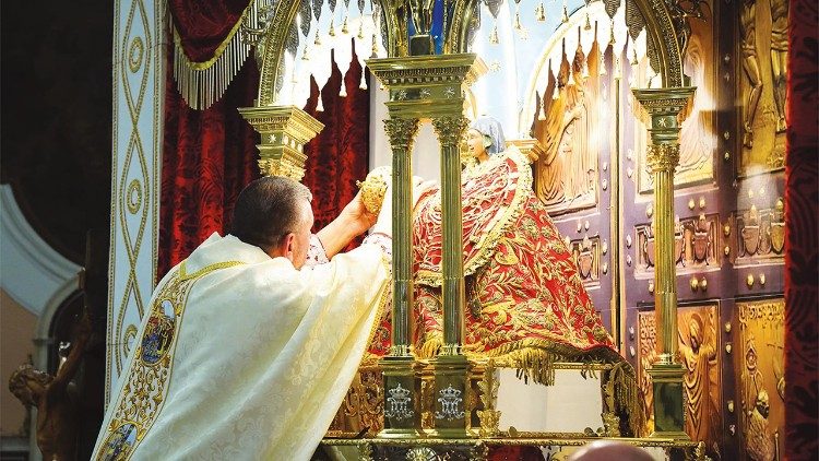 Padre Luigi msimamizi wa Madhabahu akivalisha Kofia sanamu ya Maria