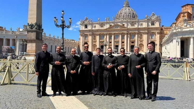 O grupo de sacerdotes que estiveram na Pra&ccedil;a S&atilde;o Pedro para encontrar o Papa