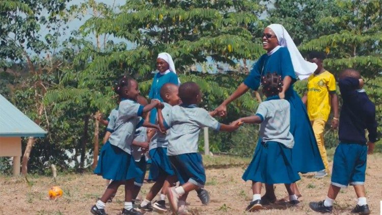 Le suore giocano coi bambini mettendo in pratica ci&ograve; che ha imparato