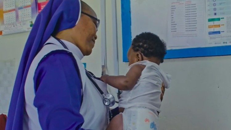 Una sorella si prende cura di un bambino in clinica