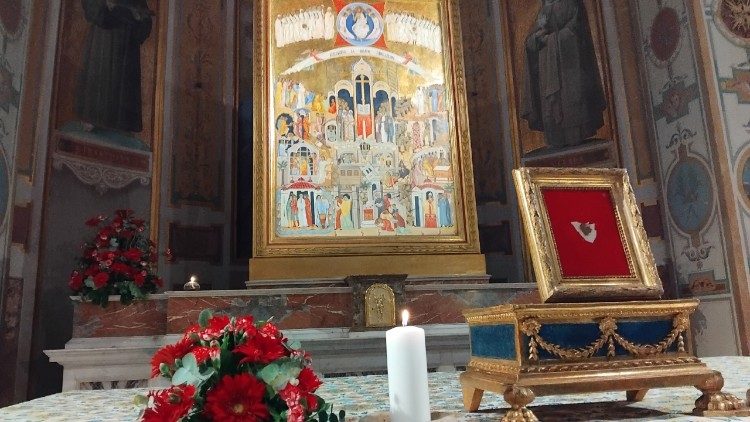 Il brandello di stoffa del beato Livatino sull'altare della basilica di San Bartolomeo all'Isola Tiberina