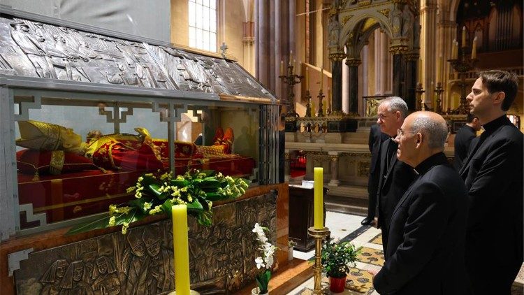 Visoki gost iz Vatikana pored groba bl. Alojzija Stepinca (Foto: Matej Raljević, TUZGN)