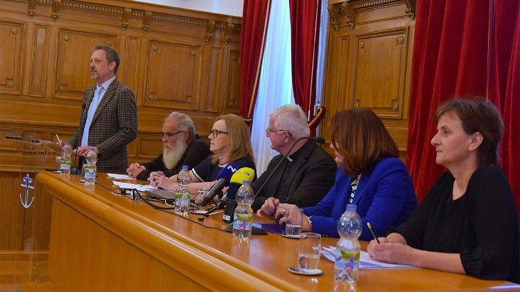 Susret urednika i novinara s riječkim nadbiskupom Matom Uzinićem (Foto: Riječka nadbiskupija)