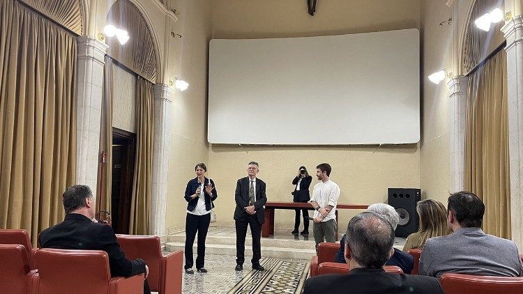 Nataša Govekar,Paolo Ruffini, na Tristan Harris katika chumba cha filamu -Vatican. 