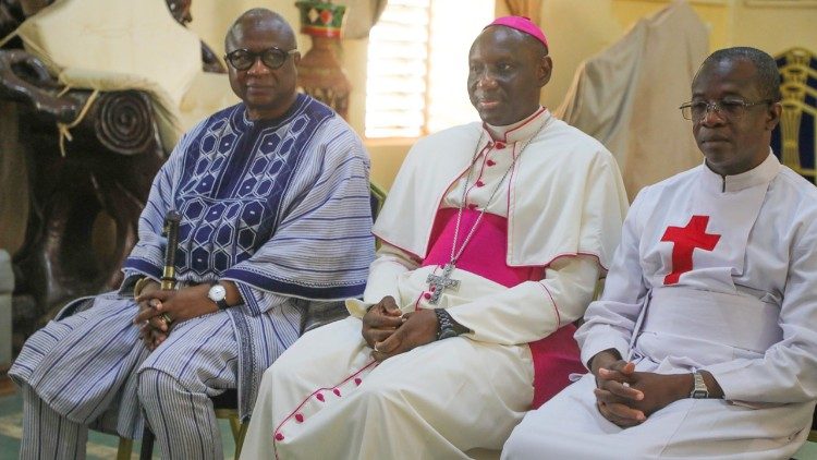 Mgr Eric Soviguidi akendeki kotala Bokulaka Moogho Naaba Baongo