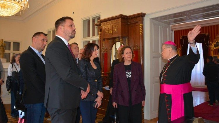Radni susret nadbiskupa Đure Hranića i ministrice Nine Obuljen Koržinek (Foto: TU DJOS)