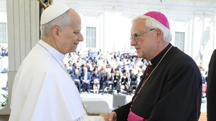 Wie sagt man nochmal „Duschmobil“ auf Italienisch...? Erzbischof Koch informiert Papst Leo