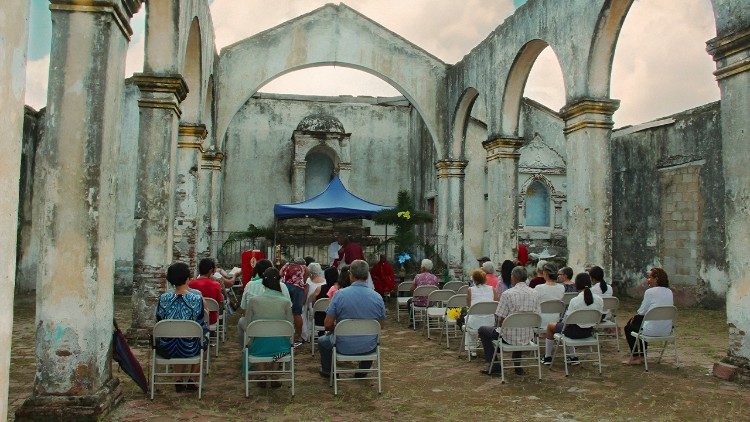 2.	Ein Gottesdienst in einer Kirche ohne Dach im Bistum Holguin. (Bild: KIRCHE IN NOT (ACN))