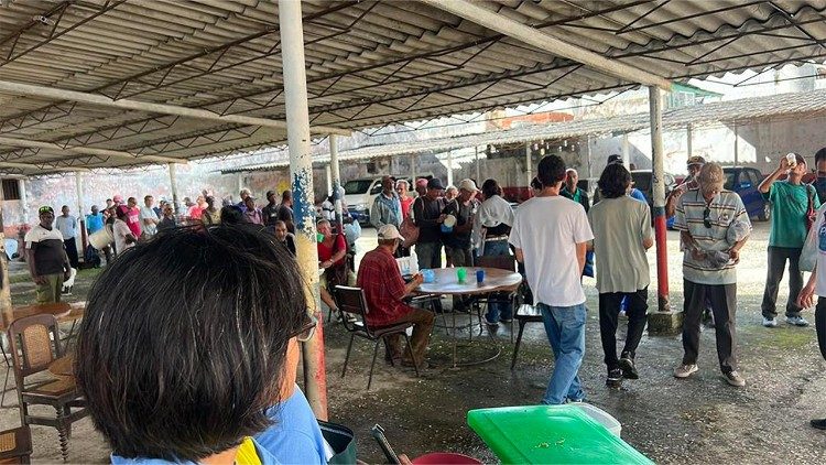 Pfarreien organisieren Mahlzeiten, da viele Menschen Hunger haben (Bild: KIRCHE IN NOT (ACN)).