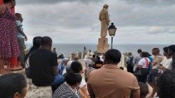 Fiéis católicos nas proximidades da Paróquia de Santo António das Pombas, na ilha de Santo Antão (Cabo Verde) que comemora o Jubileu dos 230 anos  de fundação. 