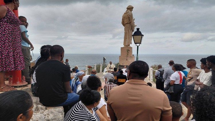 Fiéis católicos nas proximidades da Paróquia de Santo António das Pombas, na ilha de Santo Antão (Cabo Verde) que comemora o Jubileu dos 230 anos  de fundação. 