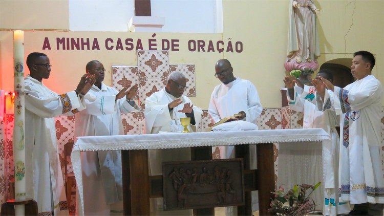 Missa presidida por Dom Atan&aacute;sio A. Canira, Presidente da CEMIRDE