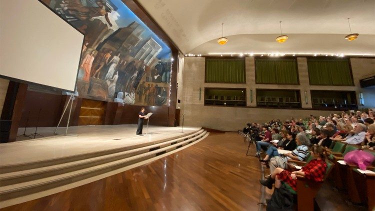 Lo spettacolo "Voci di fuoco e cenere" dalle "Troiane" di Euripide