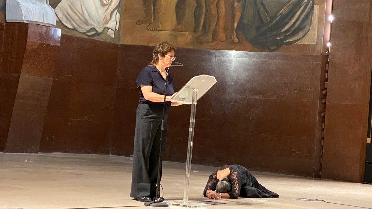 Lo spettacolo "Voci di fuoco e cenere" dalle "Troiane" di Euripide