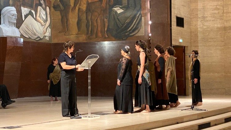 Lo spettacolo "Voci di fuoco e cenere" dalle "Troiane" di Euripide