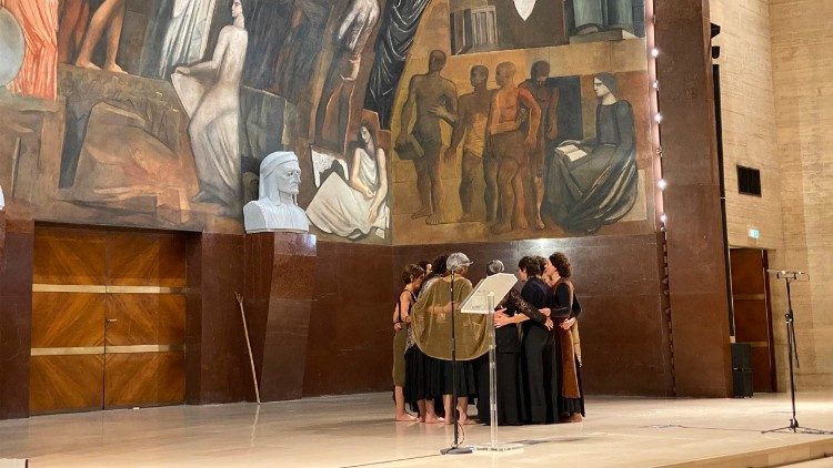 Lo spettacolo "Voci di fuoco e cenere" dalle "Troiane" di Euripide