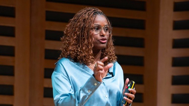 Professeure Abeba Birhane, chercheuse dans le domaine de l'IA.
