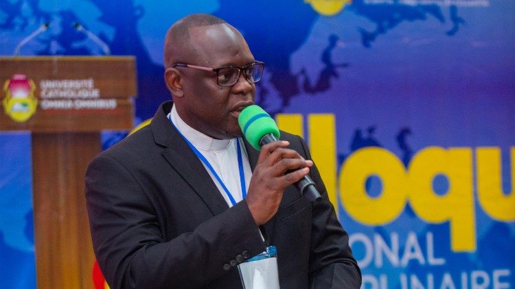 Abb&eacute; Christian Ngazain, Mokambi ya Universit&eacute; ya Katoliki Omnia Omnibus 