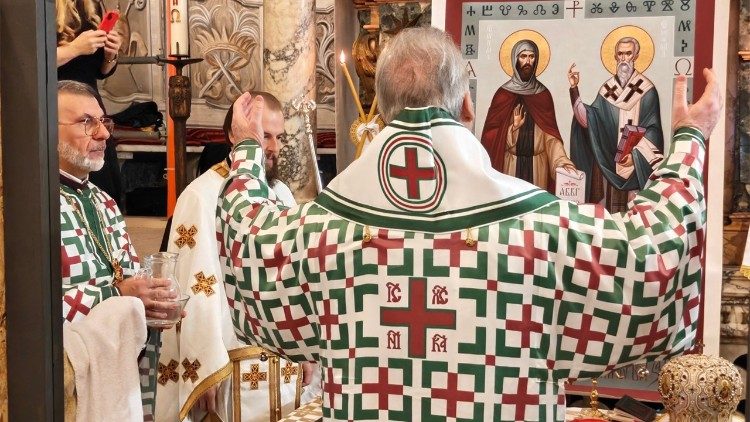 Митрополит Антоний пред иконата на светите Кирил и Методий
