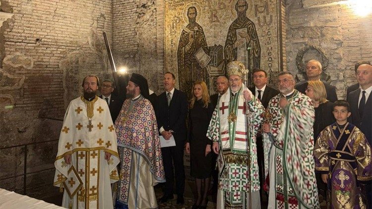 Поклонение пред мощите на свети Кирил