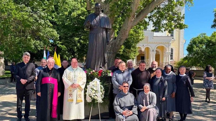 Паметникът на папа Франциск в Раковски