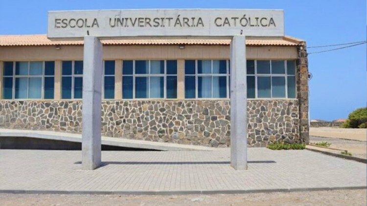 O edif&iacute;cio da Escola Universit&aacute;ria Cat&oacute;lica na cidade da Praia