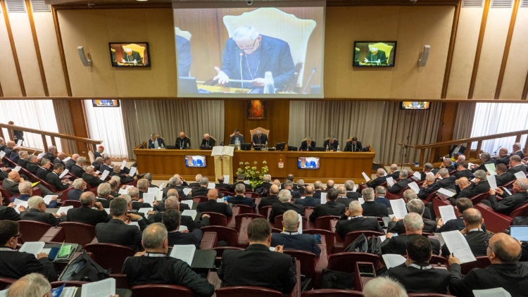 L'introduzione del cardinale Zuppi nell'Aula Nuova del Sinodo. Foto Siciliani-Gennari /CEI