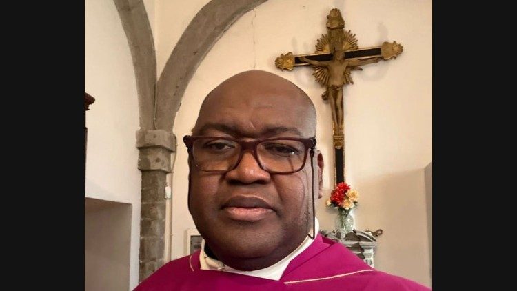 P&egrave;re Fran&ccedil;ois Koukaga, aum&ocirc;nier la communaut&eacute; africaine catholique francophone du dioc&egrave;se de Forl&igrave;-Bertinoro en Italie