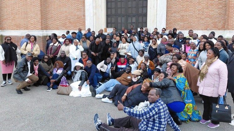 Des membres de communaut&eacute; africaine catholique francophone du dioc&egrave;se de Forl&igrave;-Bertinoro en Italie