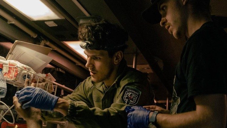 Добровольці батальйону "Госпітальєри" допомагають пораненому
