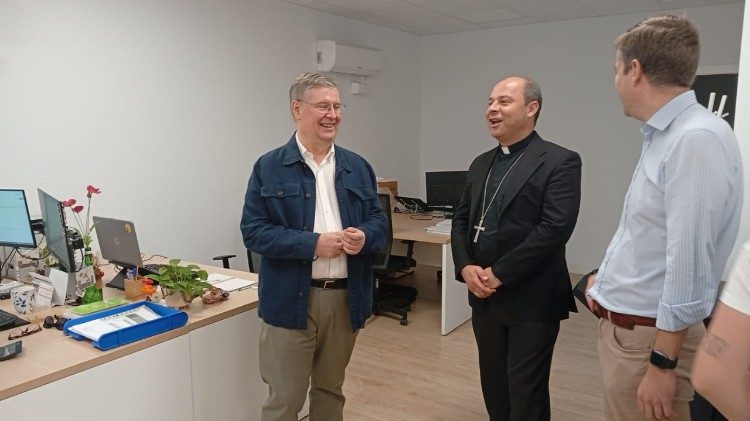 El obispo de la Di&oacute;cesis Nivariense, Eloy Alberto Santiago, junto al director de C&aacute;ritas Diocesana de Tenerife, Juan Rognoni Escario, en la sede de C&aacute;ritas