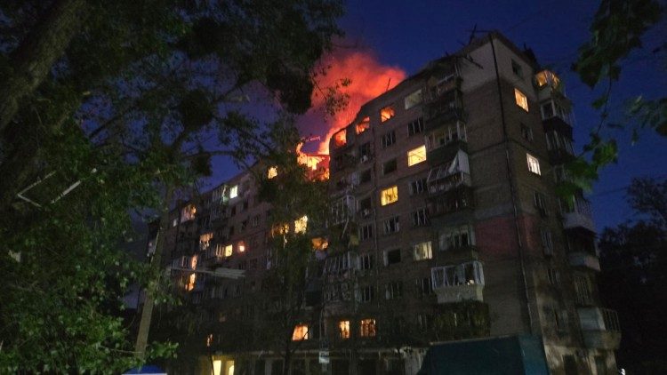 Будинок поруч із монастирем домініканців, пошкоджений під час обстрілу 
