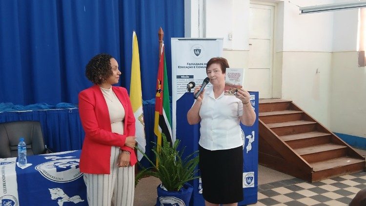 Entrega simb&oacute;lica da Obra &agrave; Dire&ccedil;&atilde;o da Universidade Cat&oacute;lica de Mo&ccedil;ambique (UCM)