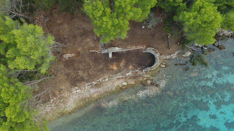 Vista d'insieme della chiesa oggetto di scavi nell'isolotto di Utran (foto di M. Grgurić Srzentić).