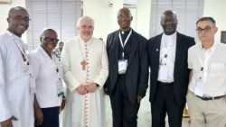 Dom Joseph Mary Kizito (2° da direita), Bispo de Aliwal, na África do Sul