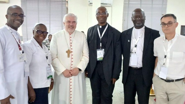 Dom Joseph Mary Kizito (2° da direita), Bispo de Aliwal, na África do Sul