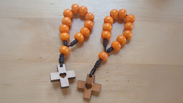 Algunos de los rosarios elaborados por las religiosas