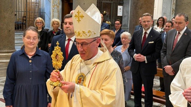 Prymas Polski uroczyście wniósł relikwie kard. Wyszyńskiego do Bazyliki na Zatybrzu