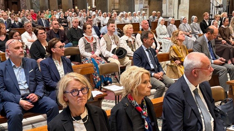 Na uroczystości przybyło wielu wiernych z Polski
