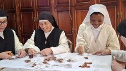 Le suore di clausura mentre realizzano i Rosari per la visita in Spagna di Papa Leone XIV