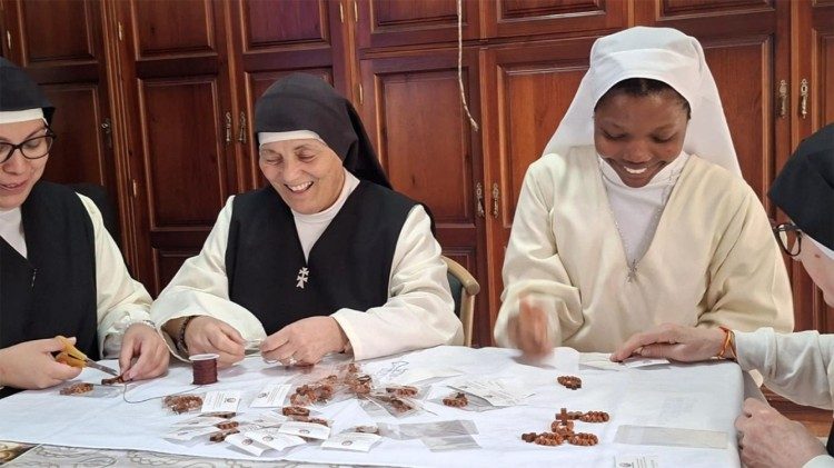 Las monjas de clausura mientras confeccionan rosarios para la visita del Papa León XIV a España