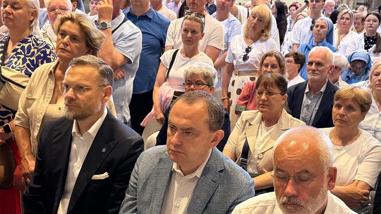 Polacy licznie zgromadzili się na cotygodniowej Eucharystii (&copy; ks. Paweł Rytel-Andrianik) 