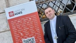 Арцыбіскуп Юзаф Станеўскі ля сядзібы СМІ Святога Пасада
