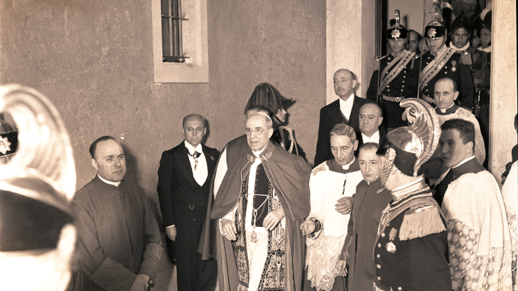 Papa Pio XII in visita a Palazzo Borromeo (2 giugno 1951)
