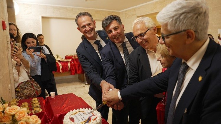 Il taglio della torta per celebrare i 60 anni della redazione armena della Radio Vaticana