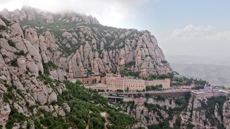 La monta&ntilde;a de Montserrat con la Abad&iacute;a y el Santuario